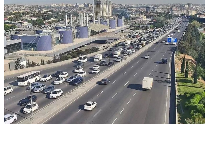 na-ryade-ulits-i-prospektov-baku-zatrudneno-dvizhenie-transporta