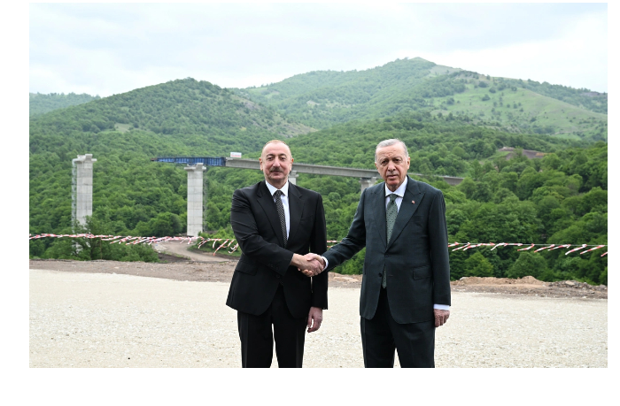 prezidenty-azerbaydzhana-i-turtsii-oznakomilis-s-rabotami-na-avtodoroge-kyalbadzhar-lachyn