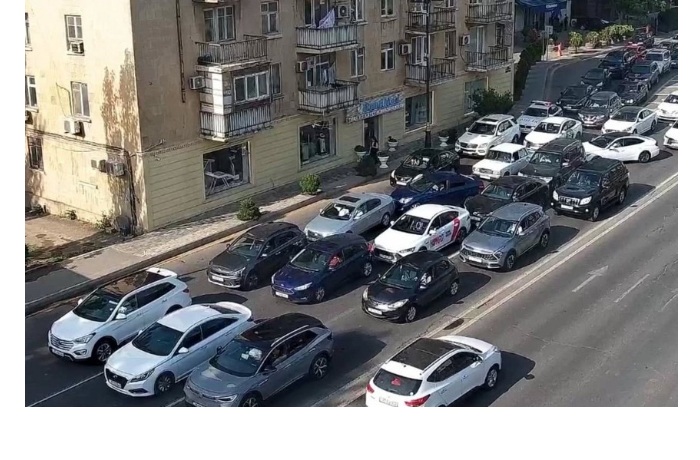 na-ryade-ulits-i-prospektov-v-baku-zatrudneno-dvizhenie-transporta