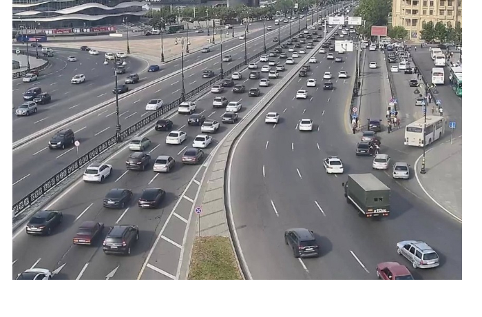 na-ryade-ulits-i-prospektov-baku-zatrudneno-dvizhenie-transporta