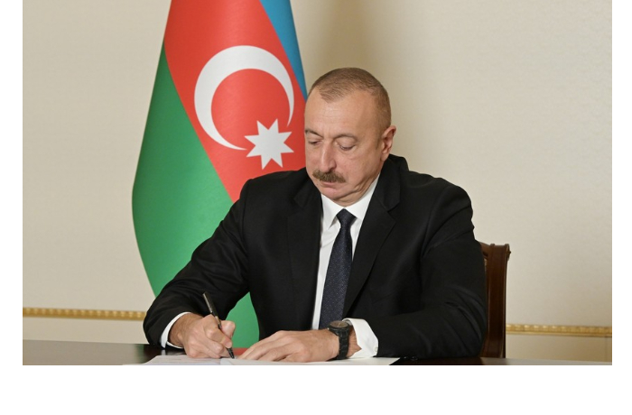 gruppe-deyateley-iskusstva-vruchat-premiyu-prezidenta-azerbaydzhana