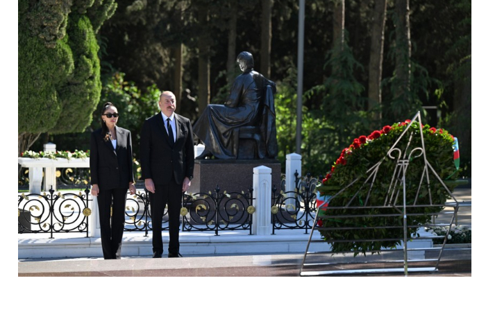 prezident-i-pervaya-ledi-posetili-mogilu-velikogo-lidera-geydara-alieva-na-allee-pochetnogo-zakhoroneniya