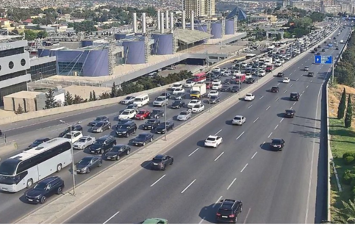 v-baku-na-10-ulitsakh-i-prospektakh-zatrudneno-dvizhenie-transporta