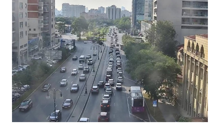 na-ryade-ulits-i-prospektov-baku-zatrudneno-dvizhenie-transporta