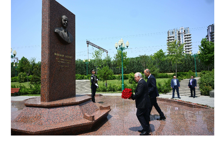 premery-azerbaydzhana-i-uzbekistana-posetili-barelef-geydara-alieva-v-tashkente