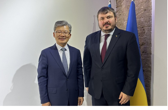 posly-ukrainy-i-yuzhnoy-korei-v-azerbaydzhane-obsudili-sotrudnichestvo-kieva-i-seula
