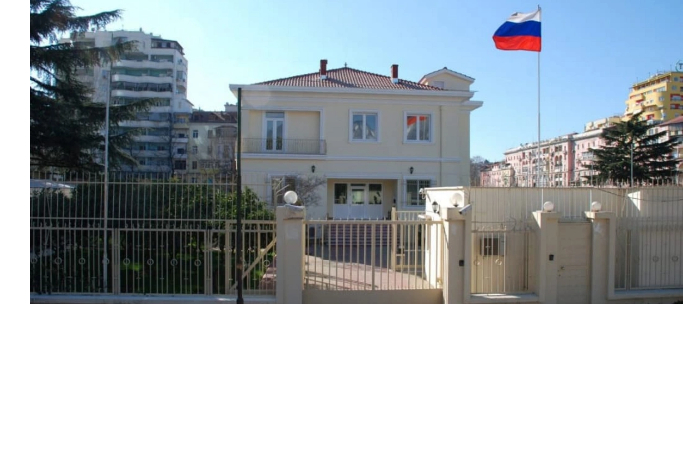 vzryvnaya-volna-vybila-stekla-v-kvartirakh-sotrudnikov-dipmissii-rf-v-izraile