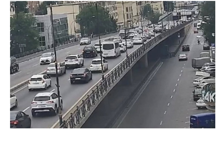na-ryade-ulits-i-prospektov-baku-zatrudneno-dvizhenie-transporta