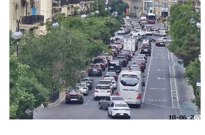 v-baku-na-ryade-ulits-i-prospektov-nablyudayutsya-probki
