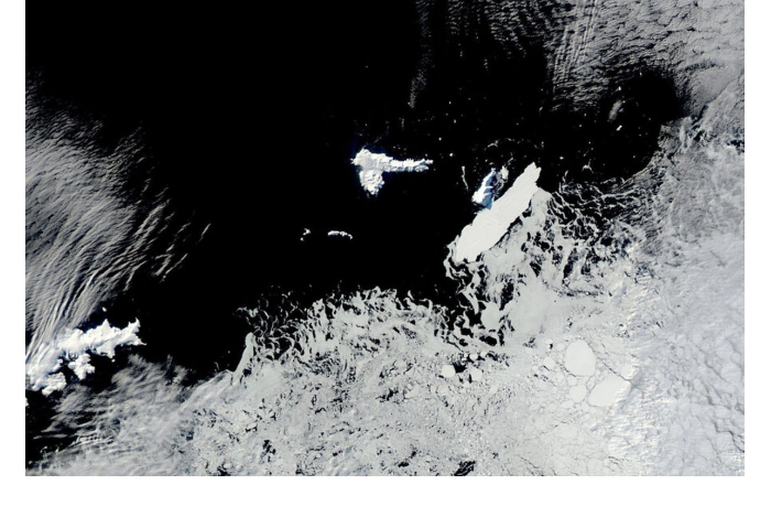 v-okeane-zametili-unikalnyy-chernyy-aysberg