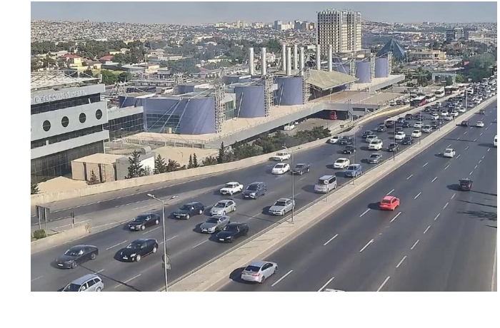 na-ryade-ulits-i-prospektov-baku-zatrudneno-dvizhenie-transporta