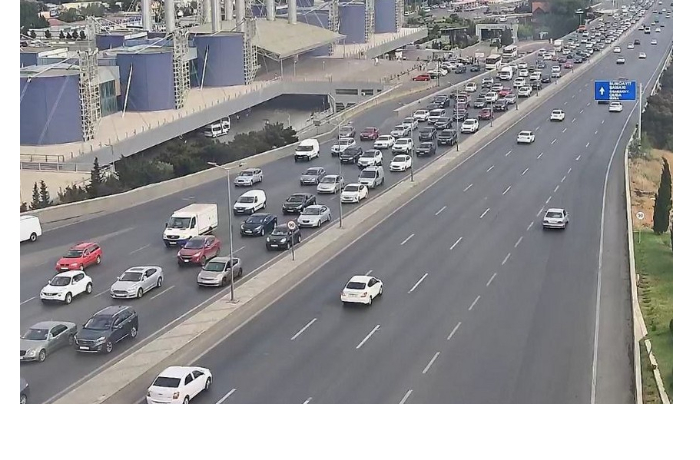 na-ryade-ulits-i-prospektov-baku-zatrudneno-dvizhenie-transporta
