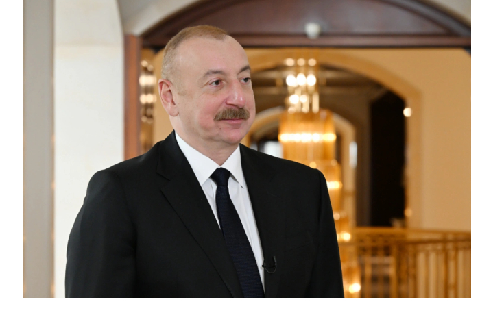 prezident-ilkham-aliev-posetil-pamyatnik-obshchenatsionalnomu-lideru-geydaru-alievu-v-gorode-yevlakh