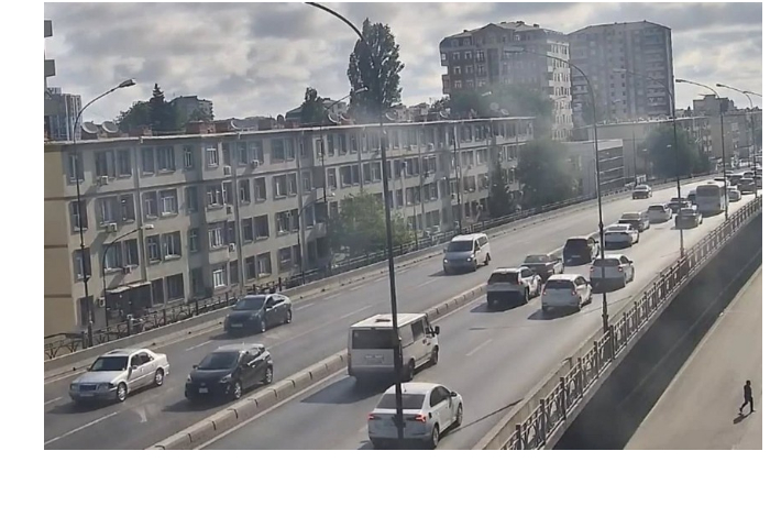na-kakikh-ulitsakh-baku-24-iyunya-nablyudayutsya-transportnye-zatory