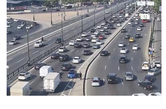 na-ryade-ulits-i-prospektov-baku-zatrudneno-dvizhenie-transporta