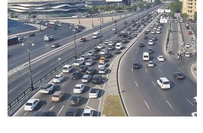 v-baku-na-ryade-ulits-i-prospektov-zatrudneno-dvizhenie-transporta