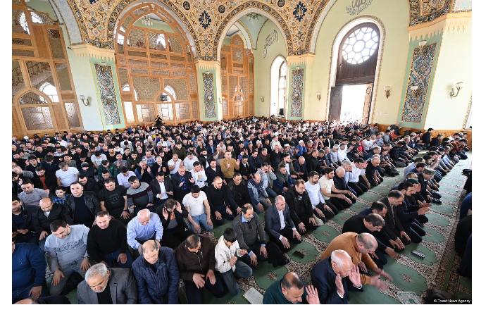 v-mecheti-tezepir-v-baku-sovershen-prazdnichnyy-namaz-foto