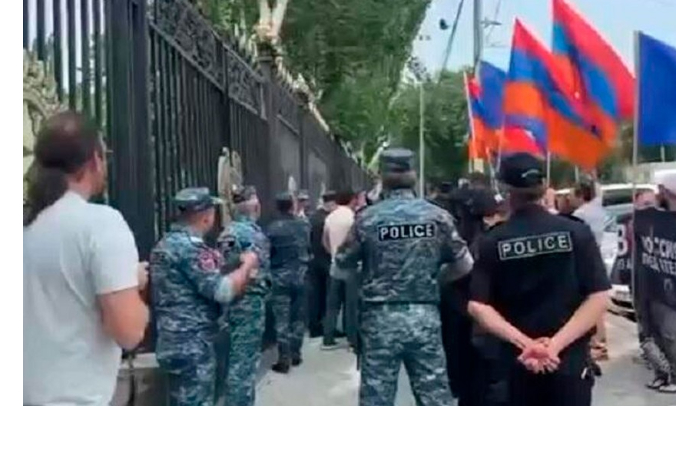 v-yerevane-proshla-aktsiya-protesta-protiv-vizita-valentiny-matvienko