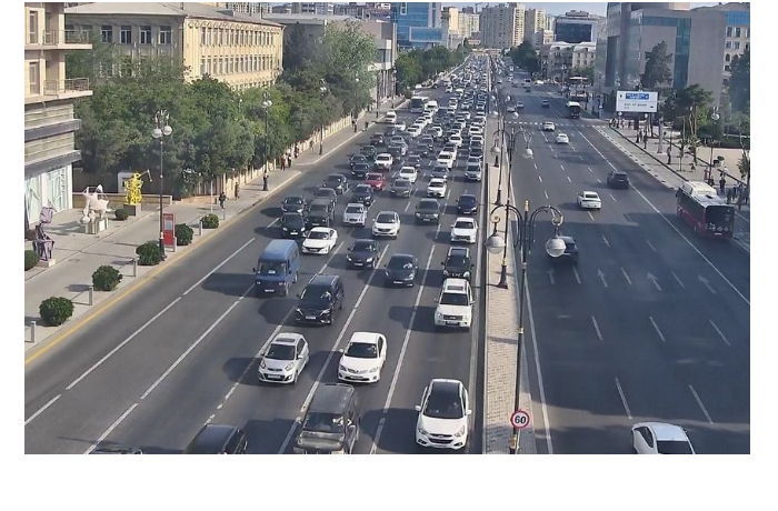 na-ryade-ulits-i-prospektov-baku-zatrudneno-dvizhenie-transporta