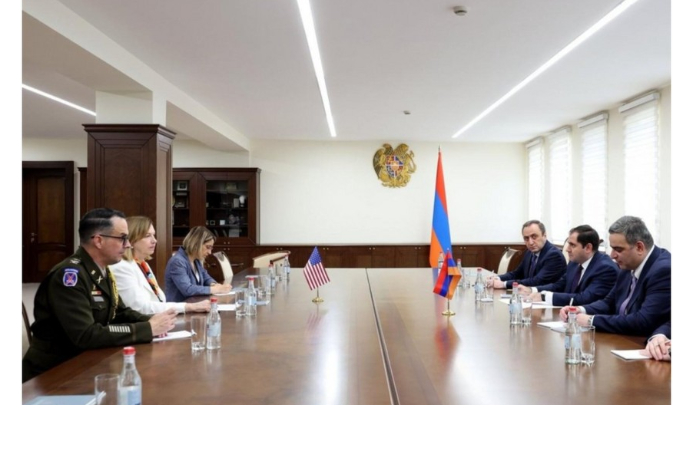 glava-minoborony-armenii-prinyal-voennogo-attashe-ssha-v-strane