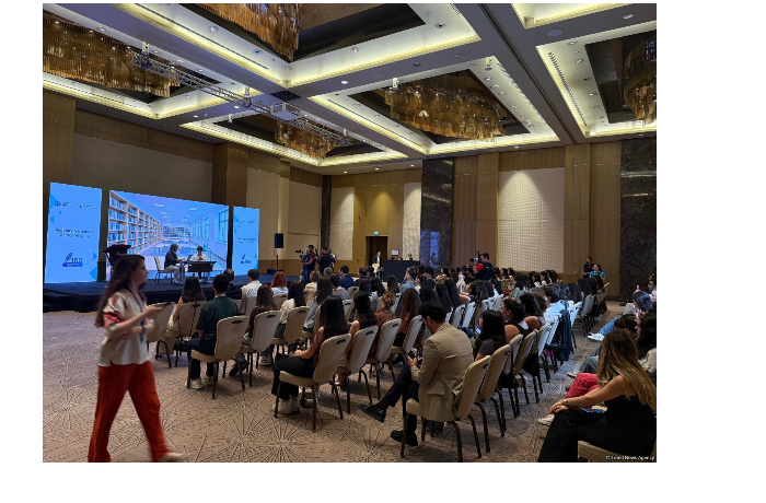 v-baku-prokhodit-forum-na-temu-media-budushchego-po-sledam-ekinchi-foto