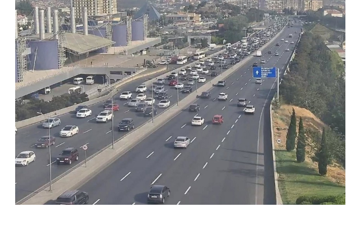 na-ryade-ulits-i-prospektov-baku-zatrudneno-dvizhenie-transporta