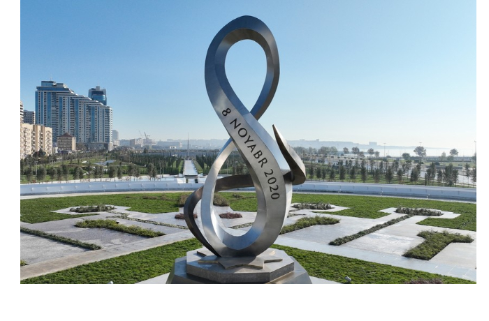 gurbanguly-berdymukhamedov-posetil-park-pobedy-v-baku
