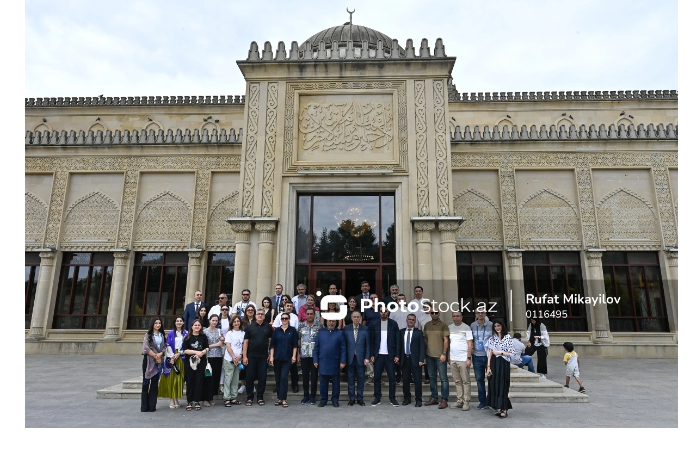 dlya-zhurnalistov-proveli-tur-po-religioznym-svyatynyam-shamakhy