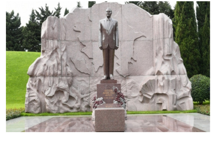 gurbanguly-berdymukhamedov-posetil-mogilu-geydara-alieva-na-allee-pochetnogo-zakhoroneniya