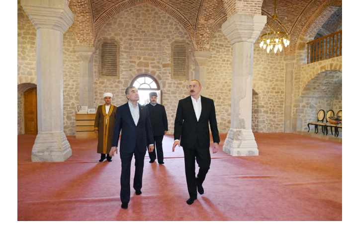 prezident-ilkham-aliev-i-predsedatel-khalk-maslakhaty-turkmenistana-posetili-mechet-yukhary-govkhar-aga-v-shushe-foto