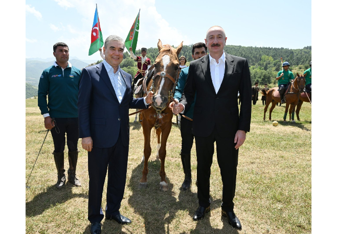 gurbanguly-berdymukhamedovu-podarili-karabakhskogo-skakuna-po-klichke-dostlug