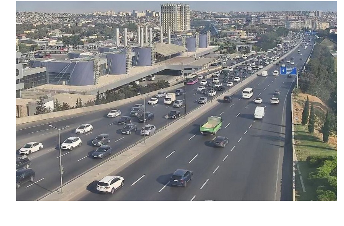 v-baku-na-ryade-ulits-i-prospektov-zatrudneno-dvizhenie-transporta