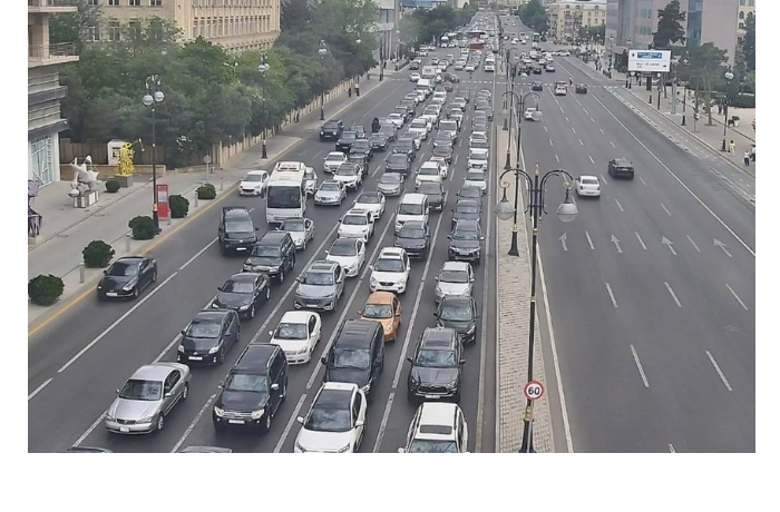 v-baku-na-neskolkikh-ulitsakh-i-prospektakh-zatrudneno-dvizhenie-transporta