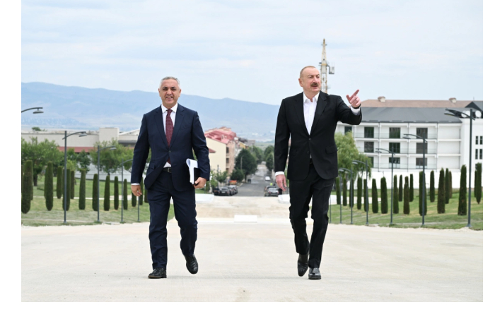 prezident-ilkham-aliev-oznakomilsya-s-khodom-rabot-v-parke-pobedy-v-khankendi