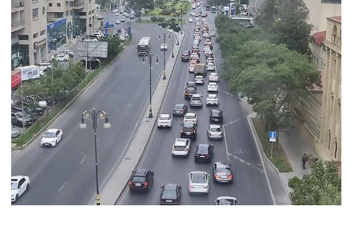 v-baku-na-neskolkikh-ulitsakh-i-prospektakh-zatrudneno-dvizhenie-transporta
