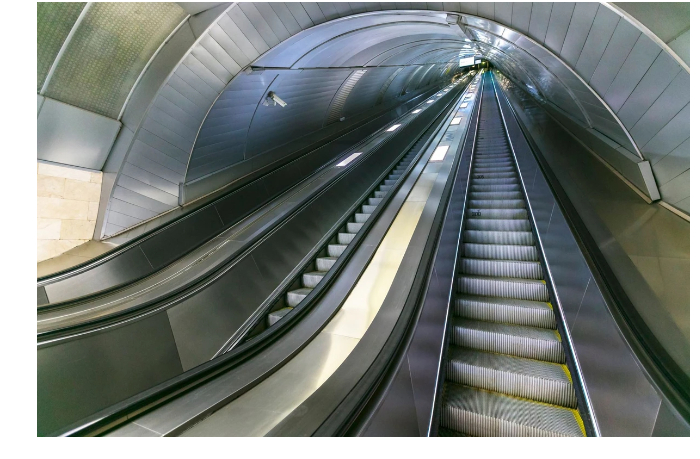 zhenshchina-s-detmi-upali-na-eskalatore-v-metro-rasskazali-chto-proizoshlo-na-samom-dele