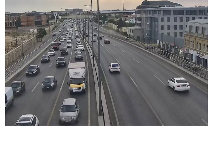 v-baku-na-dvukh-prospektakh-nablyudaetsya-plotnyy-transportnyy-potok