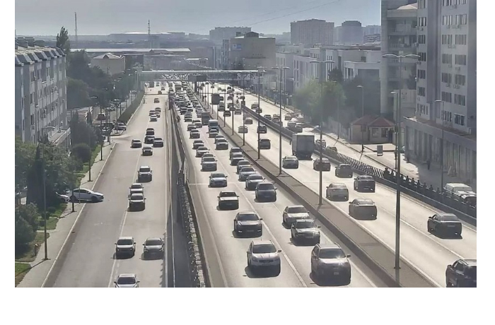 na-ryade-ulits-i-prospektov-baku-zatrudneno-dvizhenie-transporta