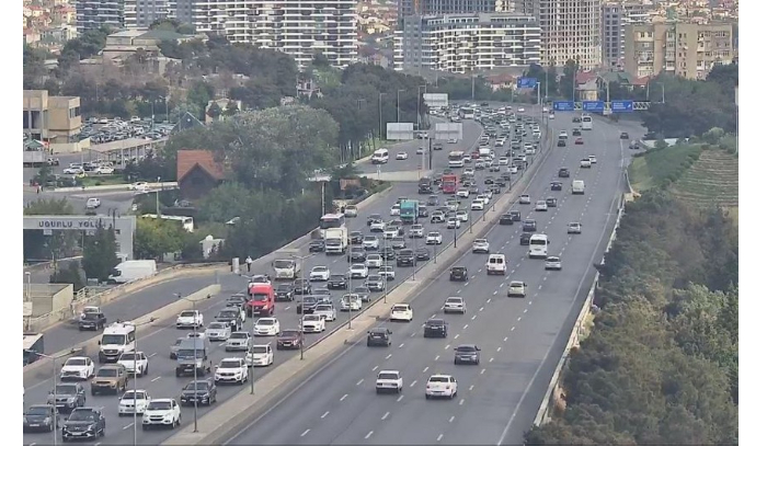 na-ryade-ulits-i-prospektov-baku-zatrudneno-dvizhenie-transporta