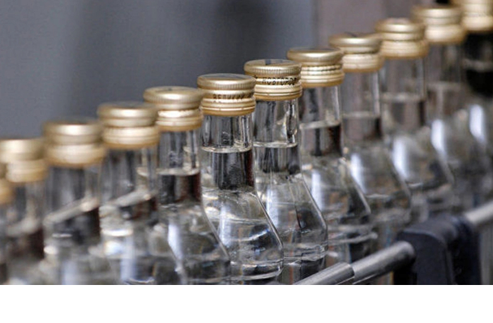 masshtabnaya-operatsiya-v-azerbaydzhane-izyato-bolee-9-000-butylok-kontrafaktnogo-alkogolya