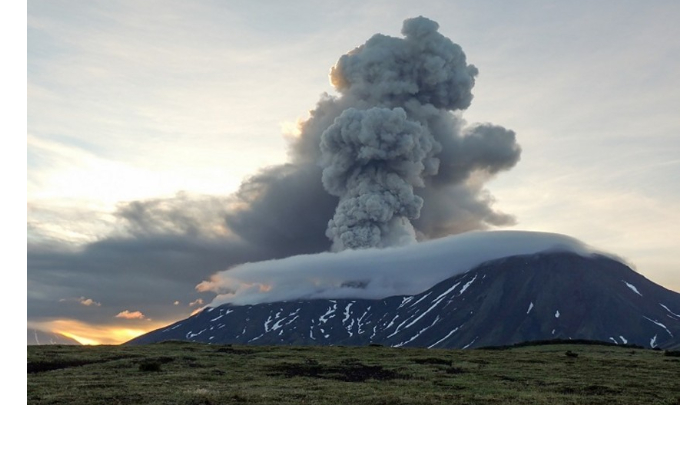 vulkan-krasheninnikova-na-kamchatke-vybrosil-pepel-na-vysotu-6-km