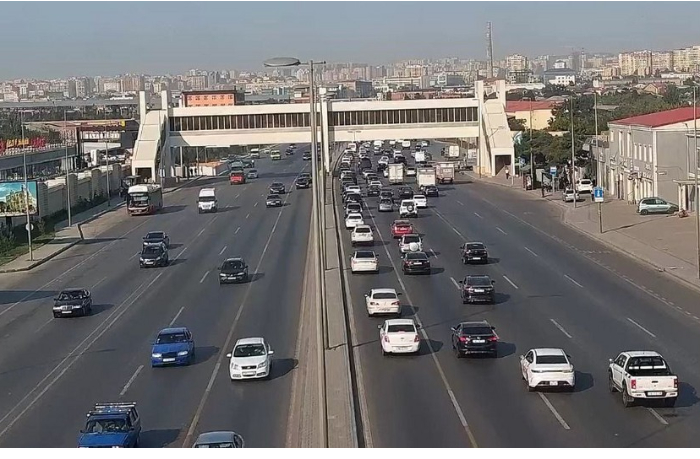 v-baku-na-ryade-ulits-i-prospektov-zatrudneno-dvizhenie-transporta