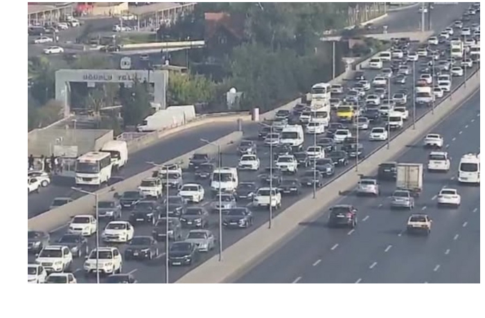 na-ryade-ulits-i-prospektov-baku-zatrudneno-dvizhenie-transporta
