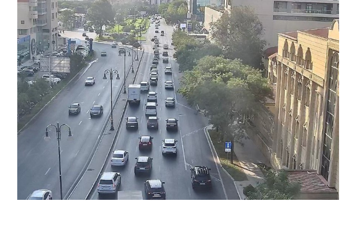 na-ryade-ulits-i-prospektov-baku-zatrudneno-dvizhenie-transporta