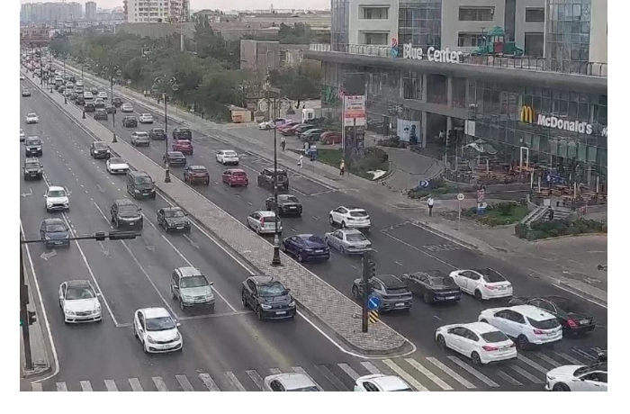na-ryade-ulits-i-prospektov-baku-zatrudneno-dvizhenie-transporta