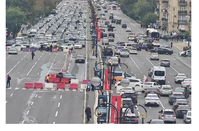 v-baku-na-16-ulitsakh-i-prospektakh-nablyudayutsya-probki