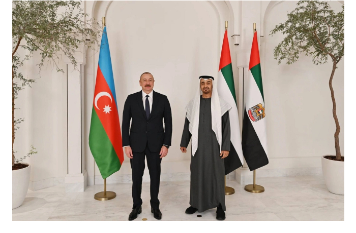 prezident-oae-pribyl-s-ofitsialnym-vizitom-v-azerbaydzhan