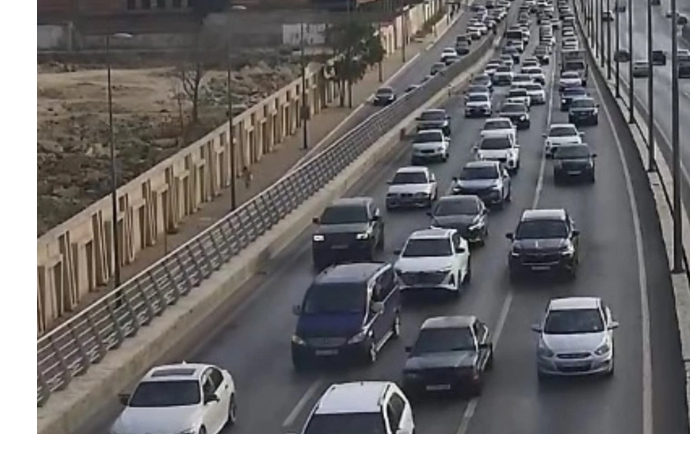na-ryade-ulits-i-prospektov-baku-zatrudneno-dvizhenie-transporta