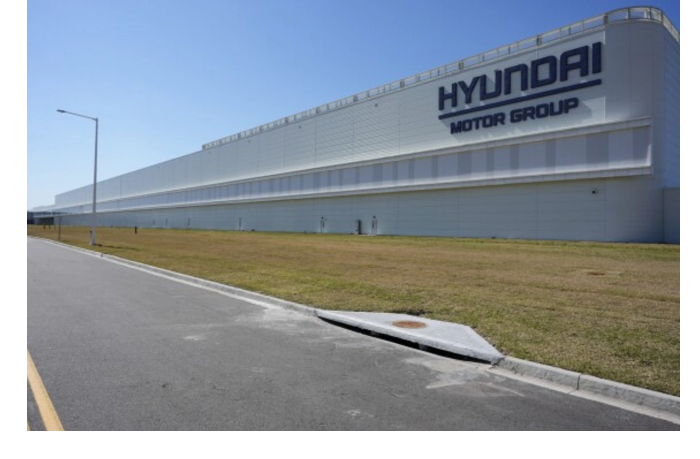 na-zavode-hyundai-v-ssha-zaderzhali-okolo-450-nelegalnykh-immigrantov