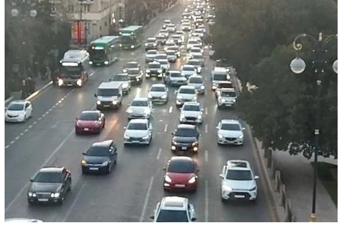 v-baku-na-ryade-ulits-i-prospektov-nablyudayutsya-probki